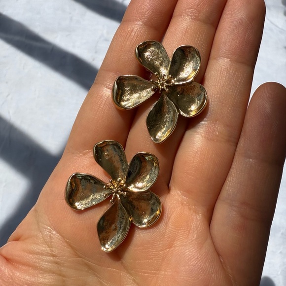 Gold tone Flower Stud Earrings – Vintage Style Statement Jewelry - Picture 9 of 9